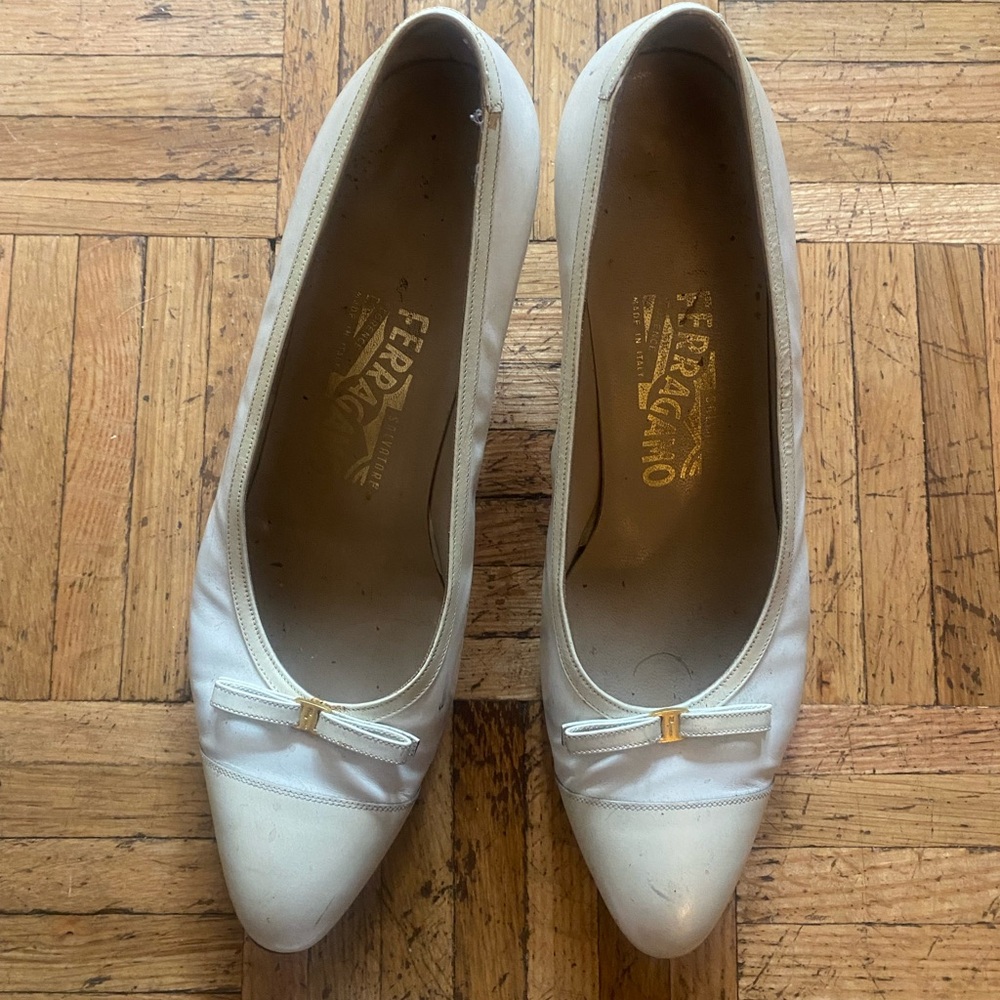 Vintage ferrigamo  white ladies claddic leather shoes